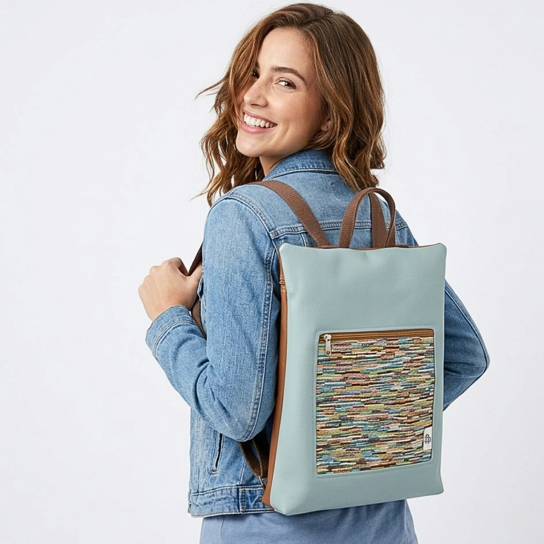 Mujer llevando una mochila antirrobo color menta de Cristina Alba