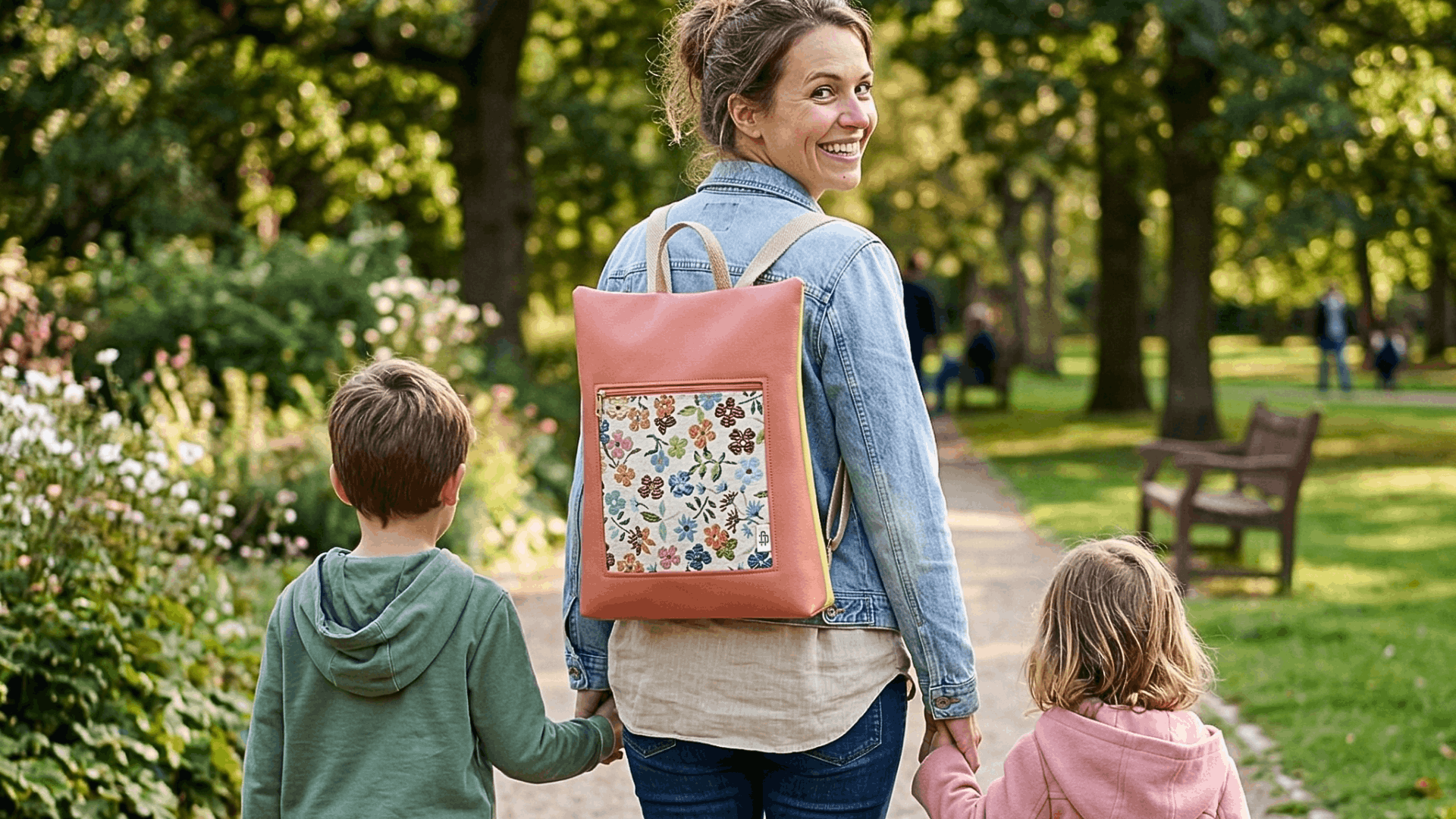 Madre con dos niños y llevando una mochila antirrobo de Cristina Alba