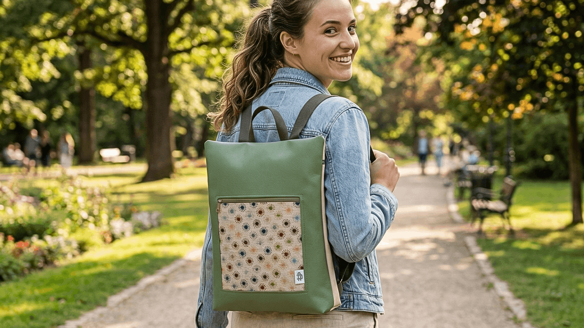 chica sonriente llevando una mochila antirrobo verde de Cristina ALba