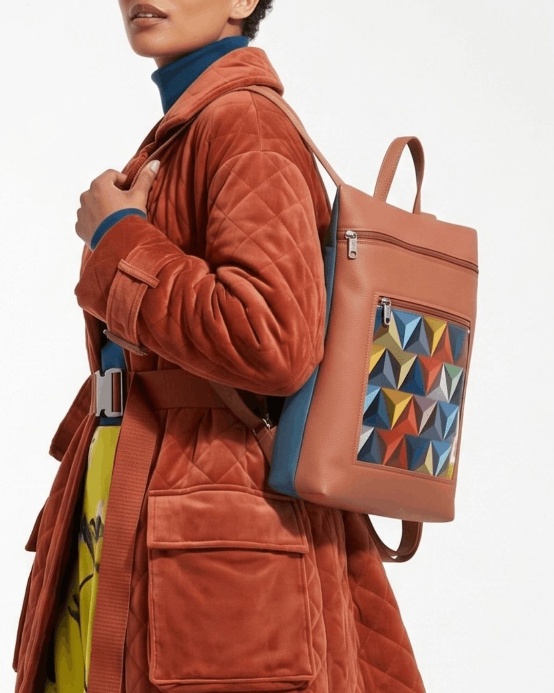 MUJER CON MOCHILA ANTIRROBO REVERSIBLE COLOR TERRACOTA DE CRISTINA ALBA