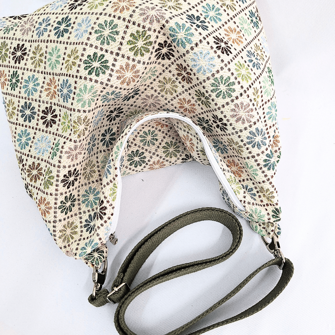 bolso-hobo-tela-flores-blanco-y-pastel-cristina-alba-cremallera-bandolera