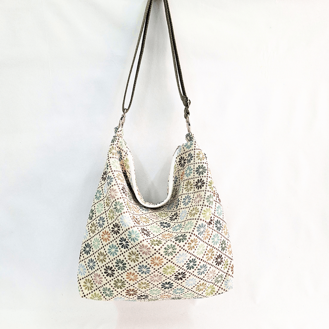 bolso-hobo-tela-flores-blanco-y-pastel-cristina-alba-frontal