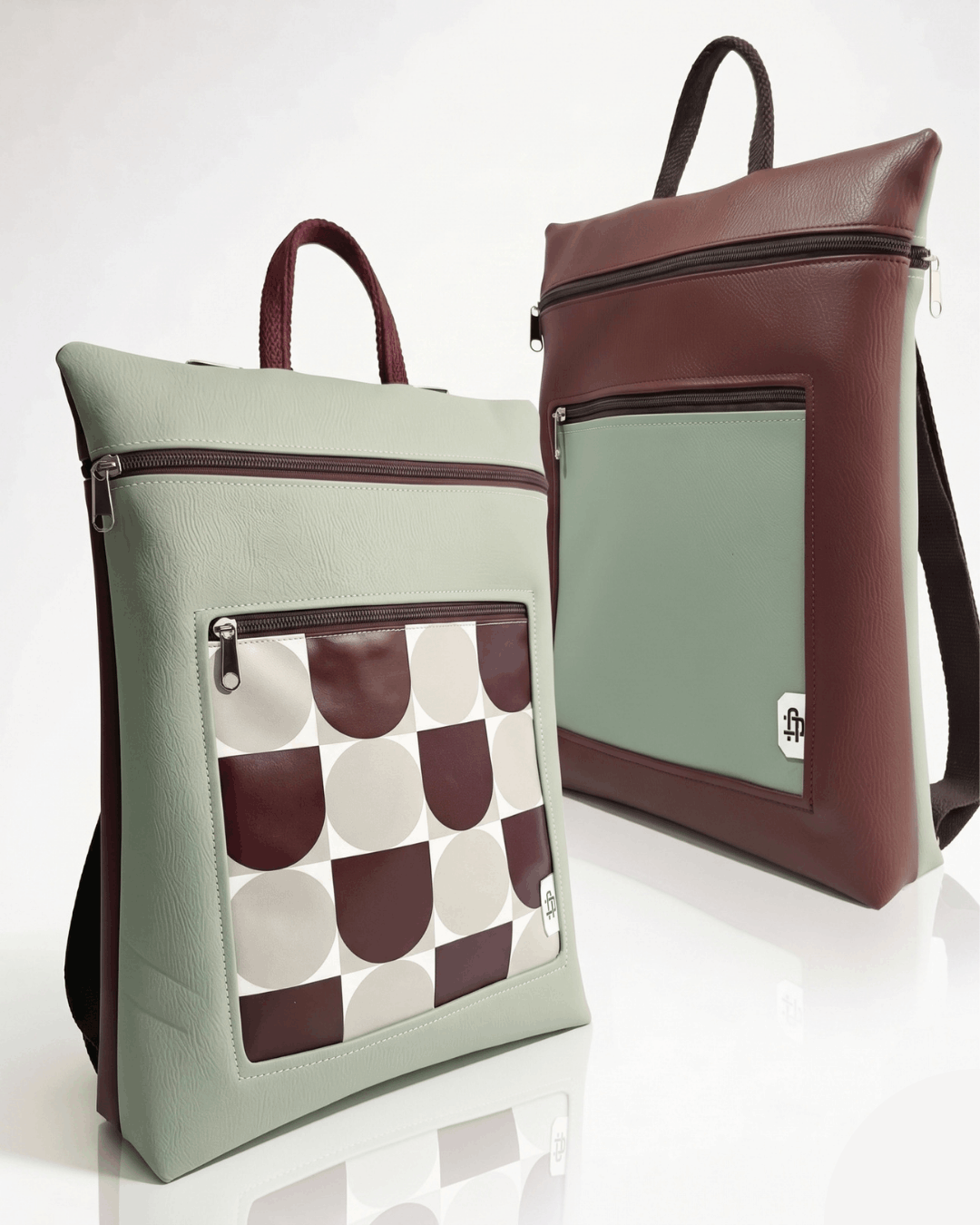 Mochila Antirrobo Reversible PAUSA | Verde Salvia y Marrón Chocolate cristina-alba-mochila-mujer-antirrobo-reversible-55-marron-chocolate-verde-salvia