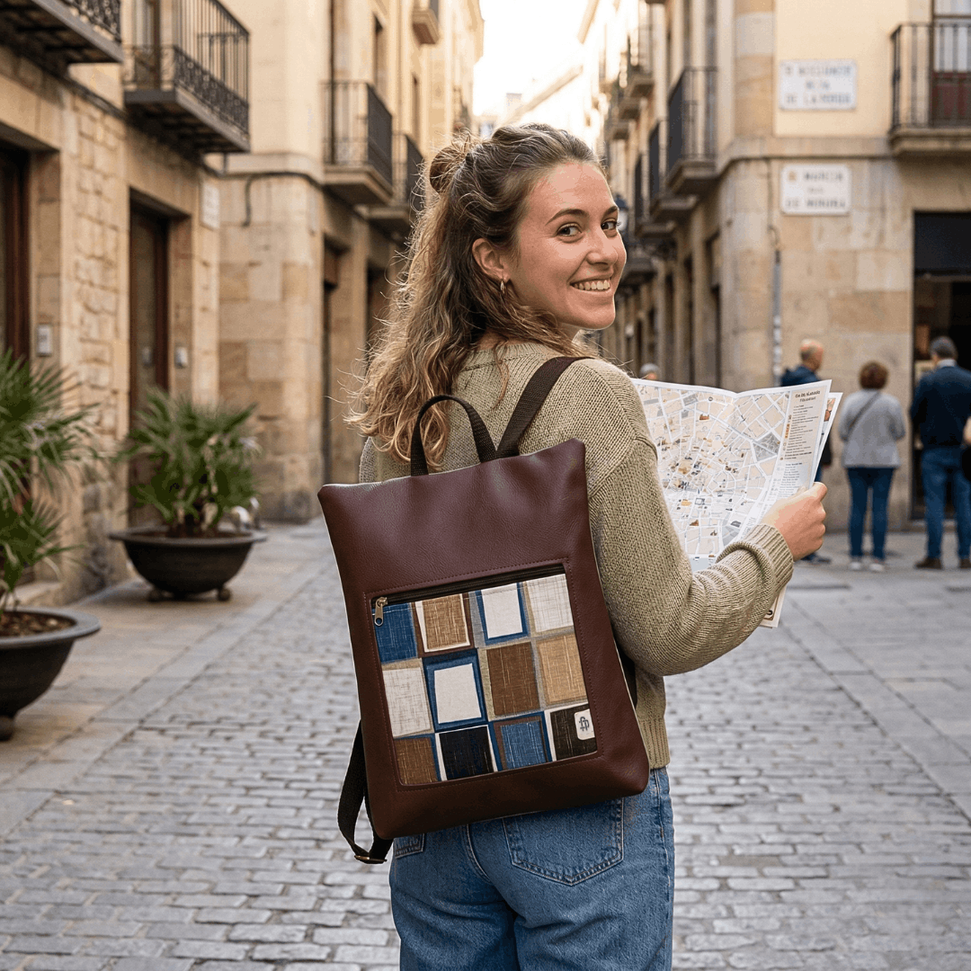 mujer-sonriente-llevando-mochila-antirrobo-galeria-chocolate-cristina-alba