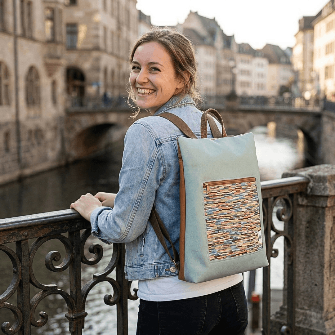 mujer-sonriente-llevando-mochila-antirrobo-lines-menta-cristina-alba