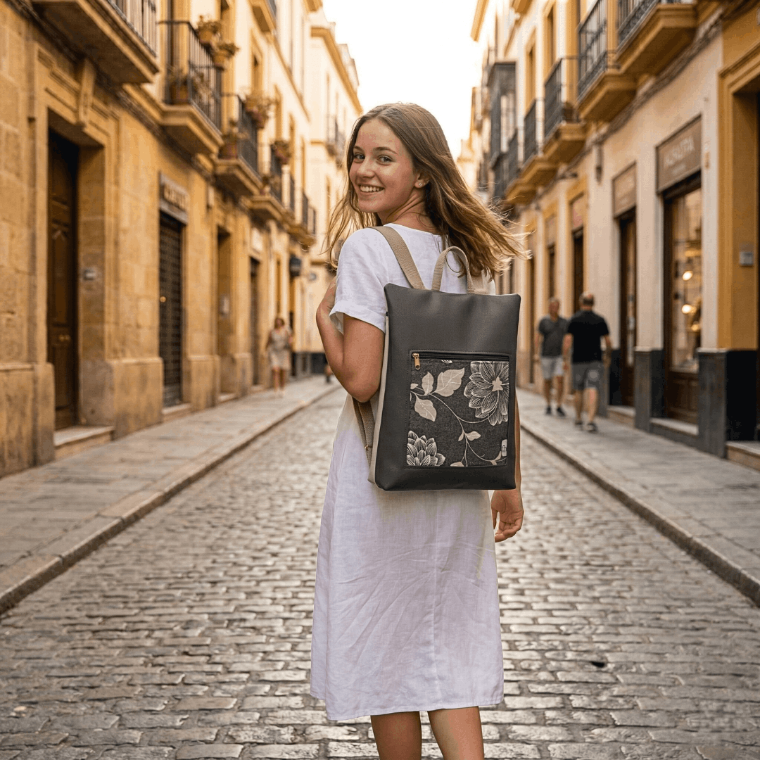 mujer-sonriente-llevando-mochila-antirrobo-vergel-marengo-cristina-alba