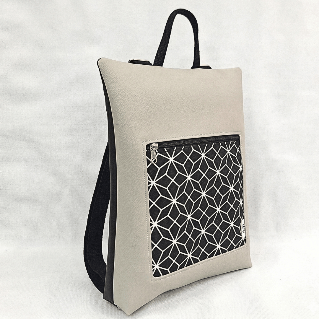 mochila-antirrobo-mujer-geometrico-gris-ceniza-negro-estampado-cristina-alba