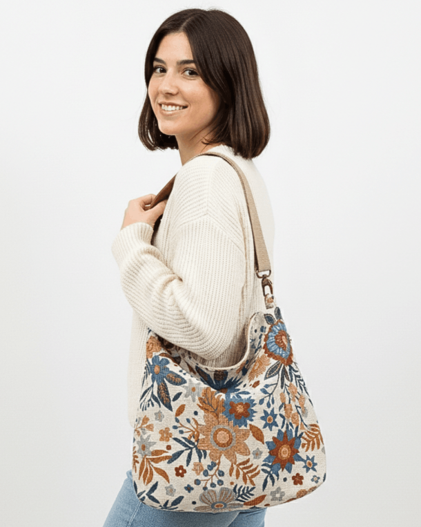 Mijer sonriendo llevando un bolso hobo ligero de tela de Cristina Alba