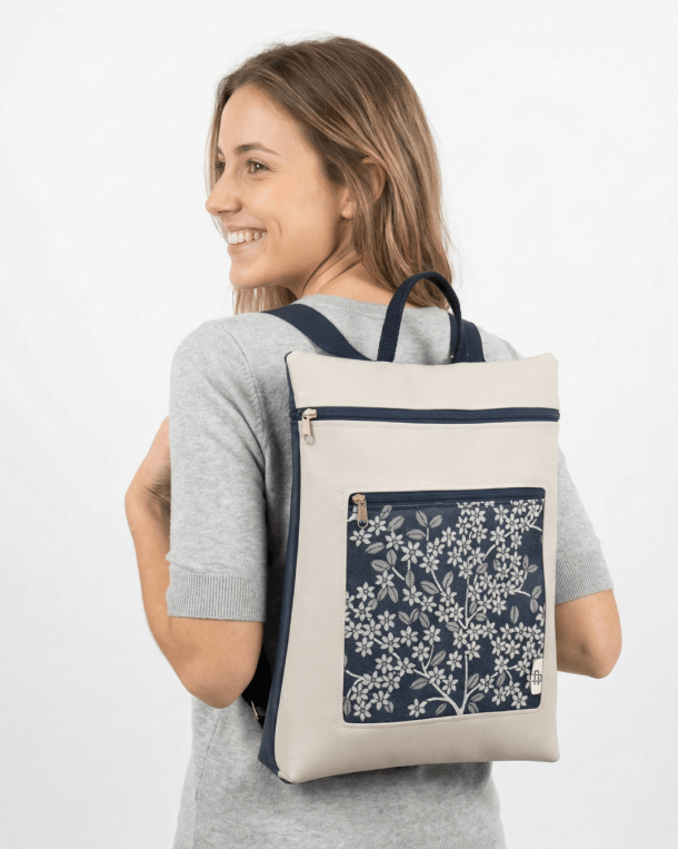 chica sonriendo llevando una mochila antirrobo de Cristina Alba