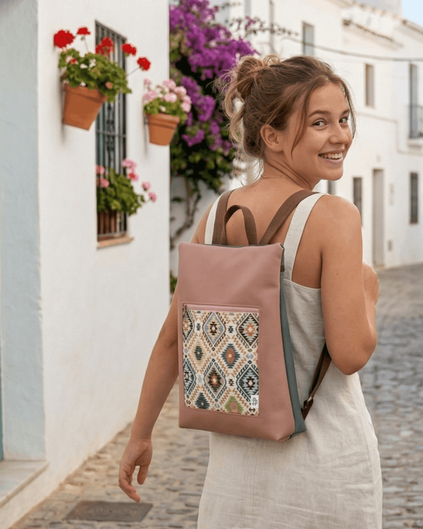 Mujer paseando sonriente con mochila antirrobo reversible Cristina Alba