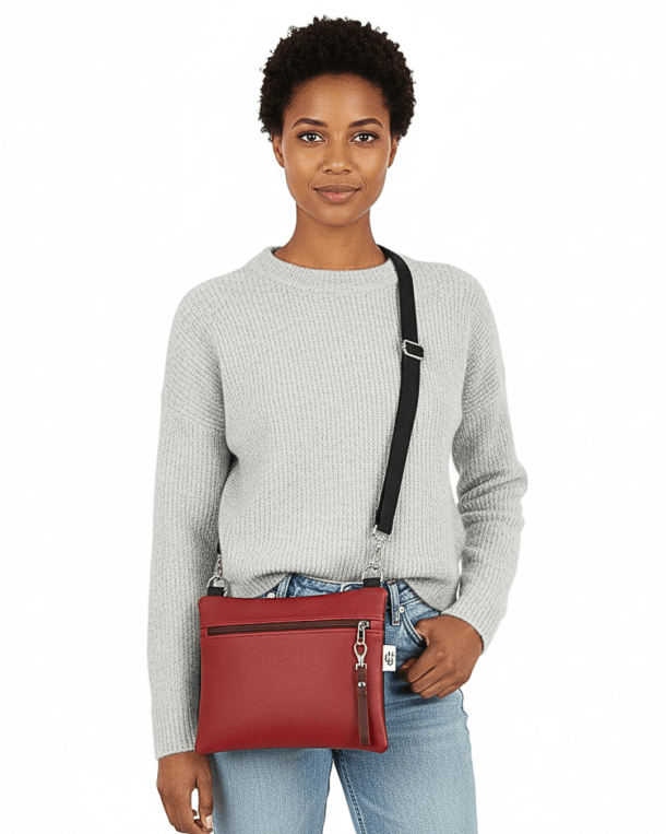 Chica llevando un bolso riñonera Otto de Cristina Alba