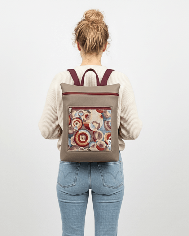 chica llevando puesta una mochila antirrobo en outlet de Cristina Alba